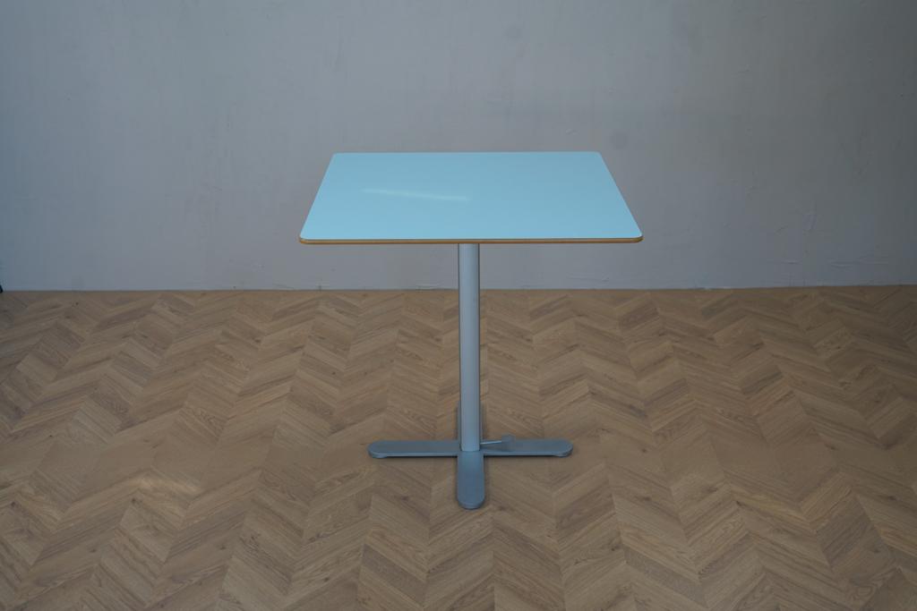 MONTANA hæve-sænkebord 60x60 cm i turkis set forfra – stilrent café- og mødebord